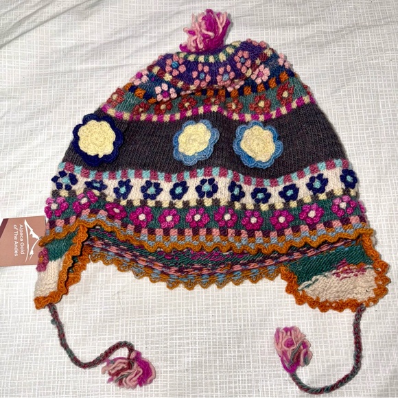 Alpaca Gold of the Andes New NWT Women’s 100% wool knit floral Hat with Earflaps